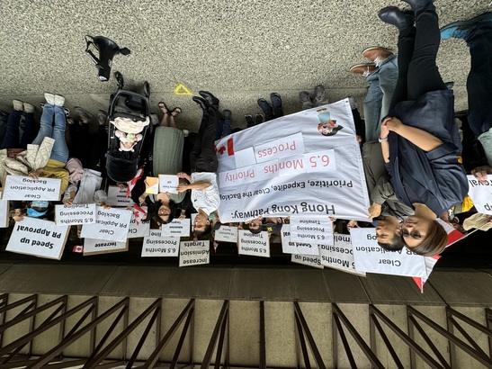 有市民向關慧貞遞交請願信。（黃棨謙攝）