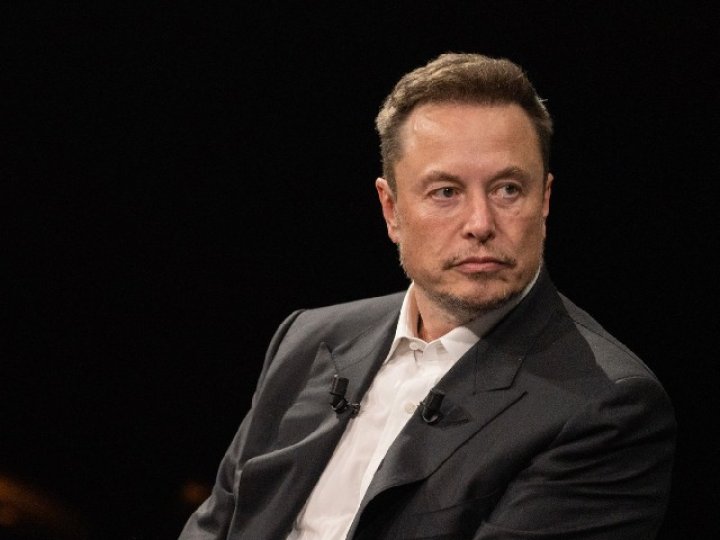 有數十人週六在溫哥華Tesla陳列店外示威 抗議馬斯克